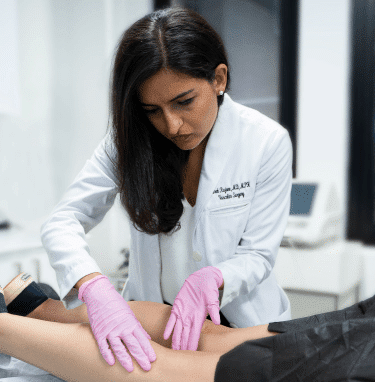 vipcenters_numeralsmobile_img2-min vein-doctor-with-patient